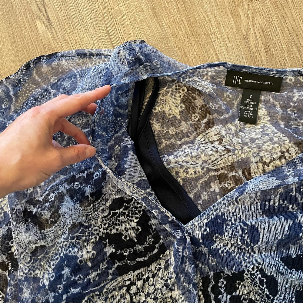 Flowy Blue Pattern Blouse - Picture 3 of 9